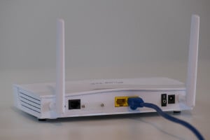 Wi-FiルーターにLANが接続されているイメージ