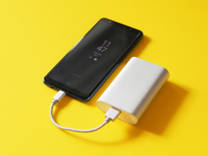 日本製の軽量モバイルバッテリーおすすめランキング3選！大容量や小型のものも