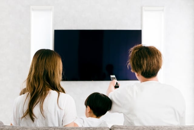 親子3人でテレビを楽しむ様子