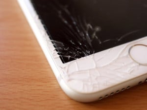 iPhoneに傷がついた場合の対処法。画面・側面・傷消し・気にしないが正解？