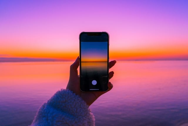 スマートフォンで夕焼けを撮影