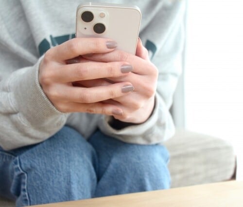 スマフォを触る人
