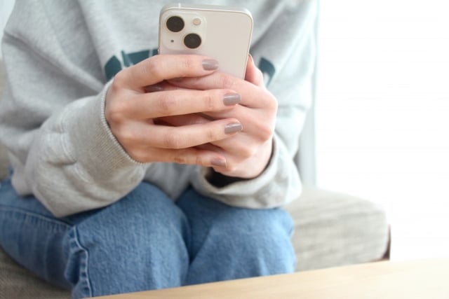 スマフォを触る人