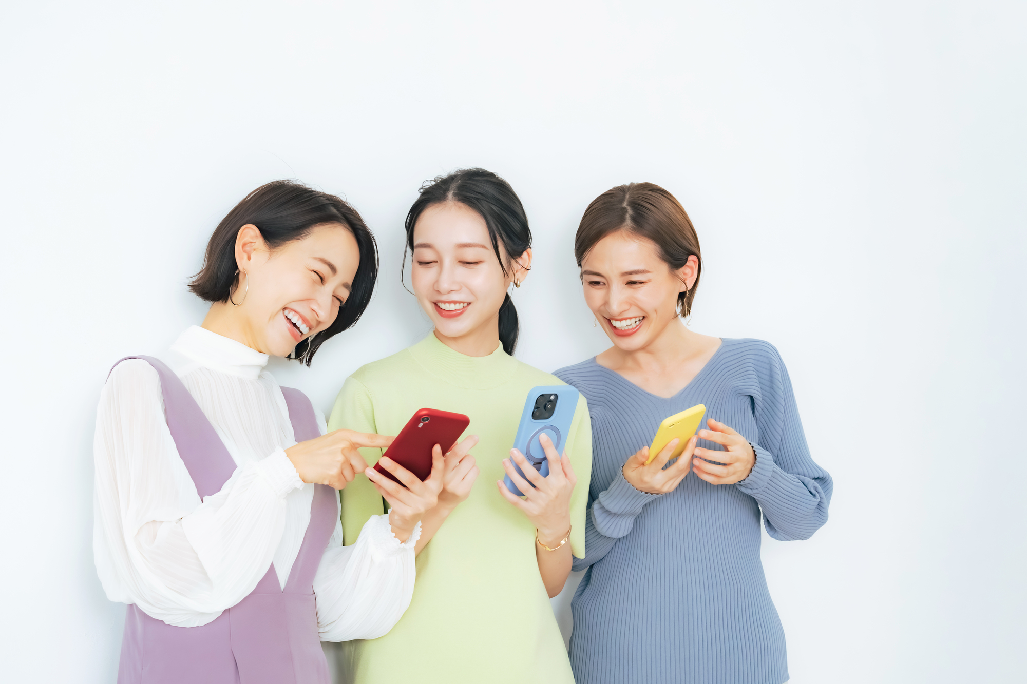 3人の女性がスマートフォンを操作する様子