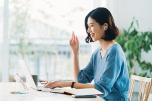 ワイヤレスイヤホンとパソコンの接続方法は？つながらない・途切れる場合の対処法も解説