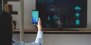 ミラーリングとは？スマホ画面をテレビに映す方法を解説