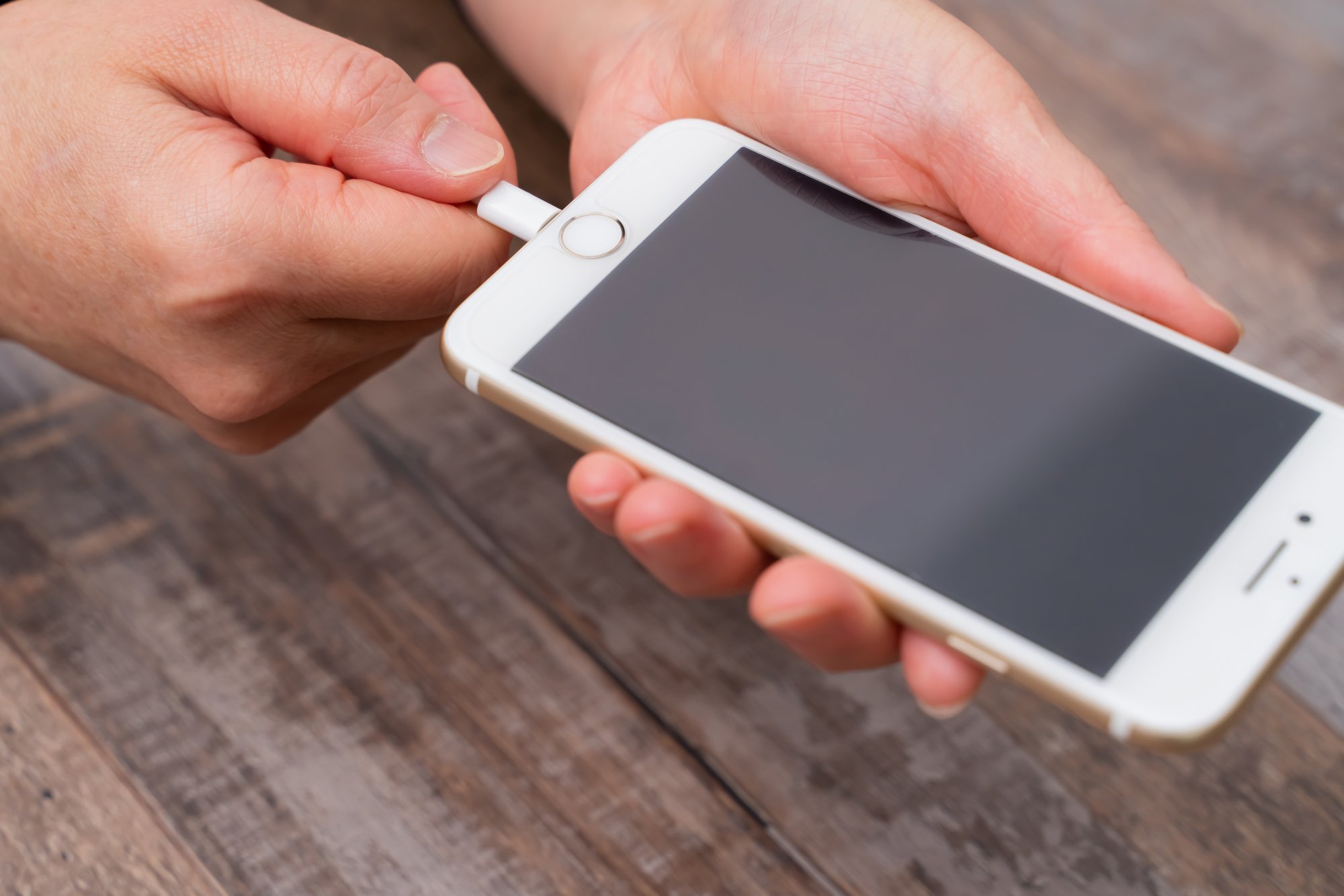 Plugging the cable into the iPhone