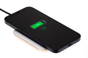 【ワイヤレス充電】Qi規格とは？対応機種やメリット・デメリットなどを解説