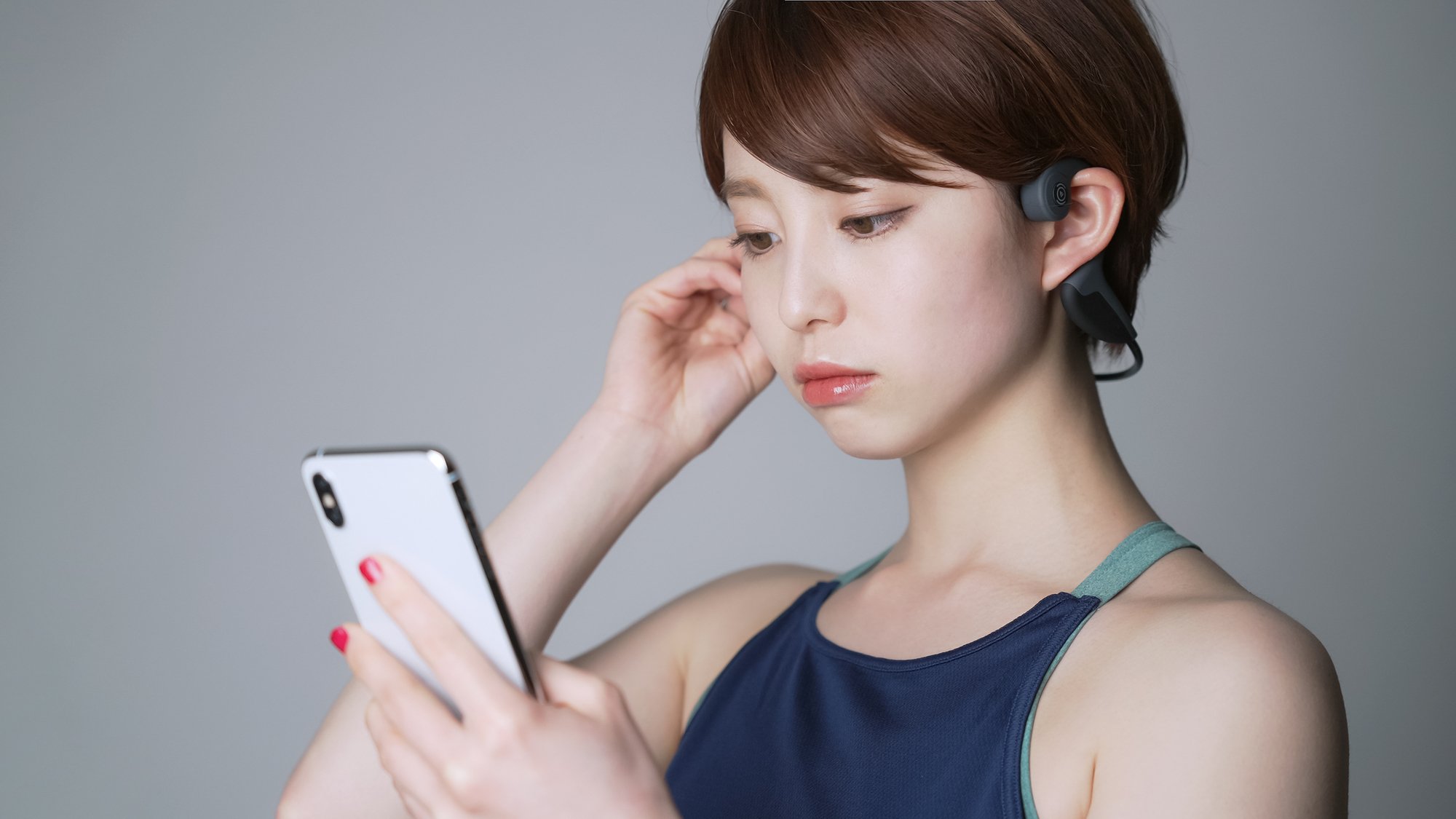 スマートフォンでイヤホンを操作する様子