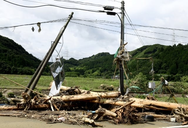 地震 災害 電柱