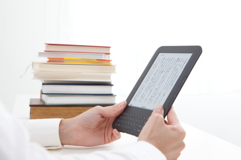 電子ペーパーディスプレイで本を読む様子
