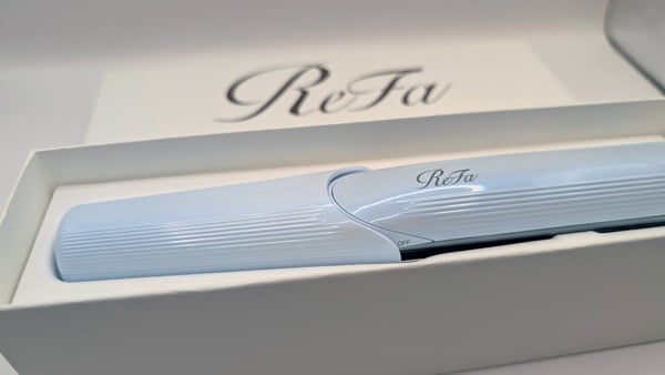 ReFa FINGER IRON ST 箱を開けたところ