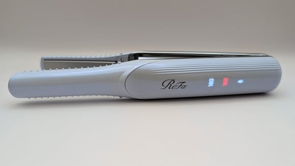 ReFa FINGER IRON ST 電源を入れた場面