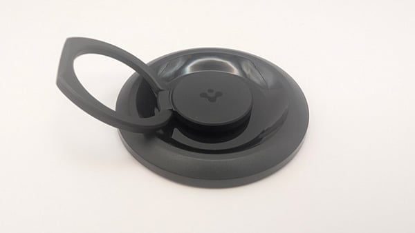 リングを全開にしたSpigen O-Mag Ring