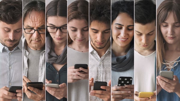 8人がスマホを操作する様子
