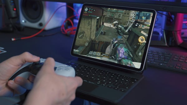 オンラインゲームをする様子