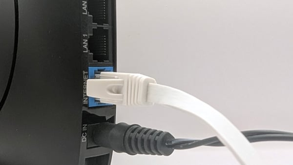 ルーターにLANケーブルを接続した様子