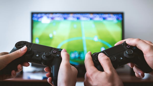 二人でゲームをプレイする様子