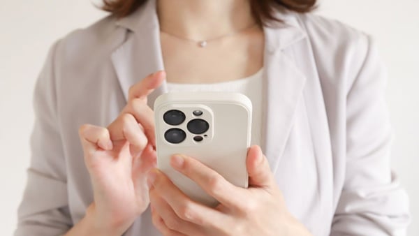 スマートフォンを操作する女性