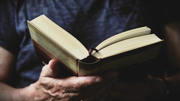 本を読み、知識を付けていくイメージ