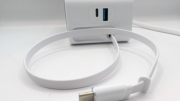 Anker Nano Charging Station (7-in-1, 100W, 巻取り式 USB-Cケーブル) 右側巻取り式USBケーブル