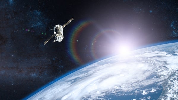 地球を見下ろす衛星