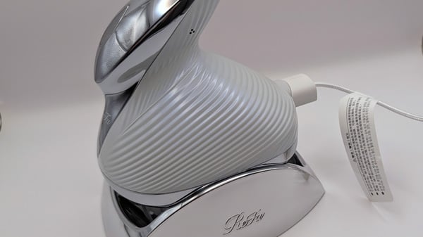 ReFa BEAUTECH HEAD SPA（リファ ビューテック ヘッドスパ） USBを接続したところ