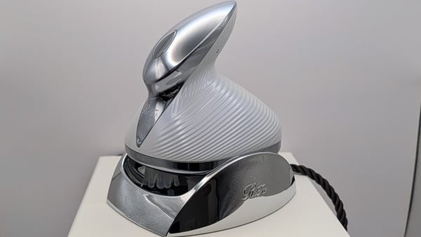 ReFa BEAUTECH HEAD SPA（リファ ビューテック ヘッドスパ）箱の上に乗せた様子