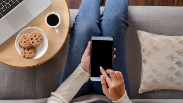 スマートフォンを操作する様子