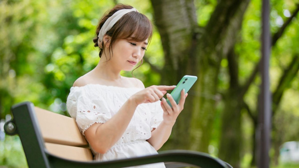 スマートフォンを操作する女性