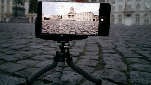 小さめの三脚で撮影するイメージ