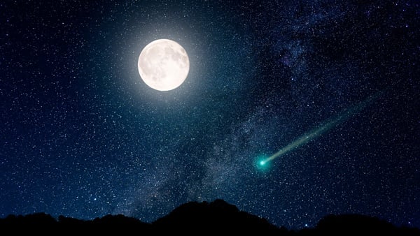 月を見上げるイメージ