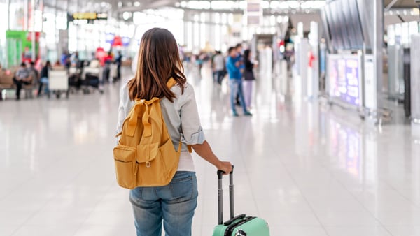 空港来た旅行者