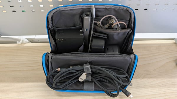 Anker Smart Pouch ガジェットを詰め込んだイメージ