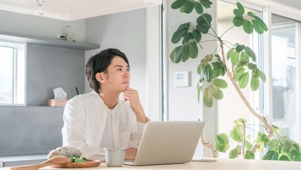 リビングに座って考え込む人