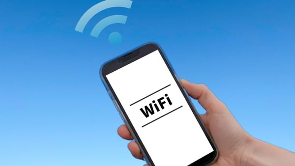 Wi-Fiを繋げているイメージ