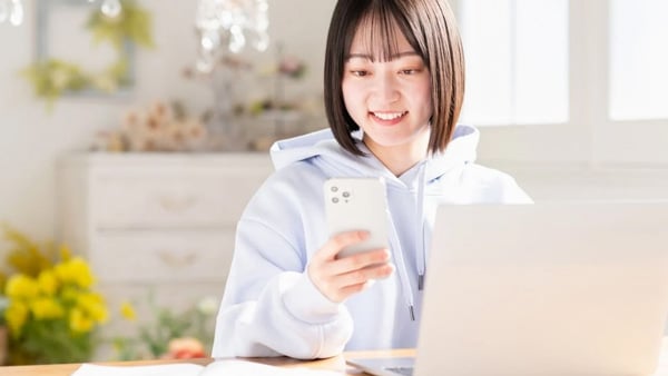 スマートフォンを操作する女性