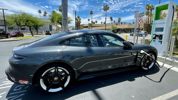 電気自動車の充電風景