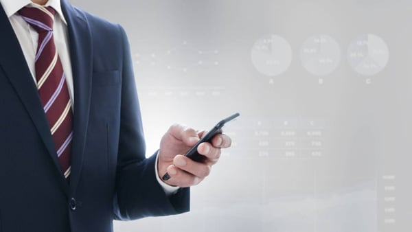 スマートフォンを操作する様子