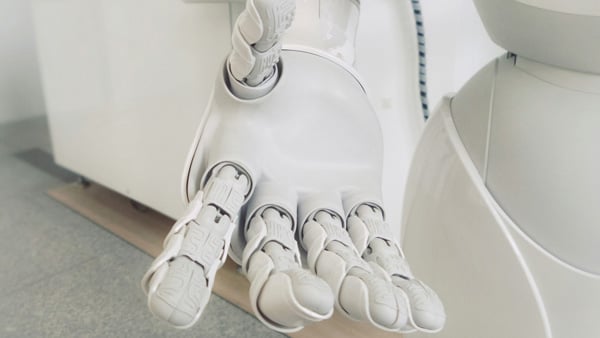 AIロボットが手を広げるイメージ