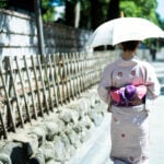 着物で日傘をさす様子