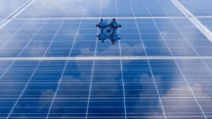【未来のクルマは充電不要？】日本生まれの次世代太陽電池「ペロブスカイト」が自動車業界を席巻する日【大阪万博にも登場】