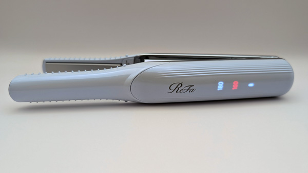 ReFa FINGER IRON ST 電源を入れた場面