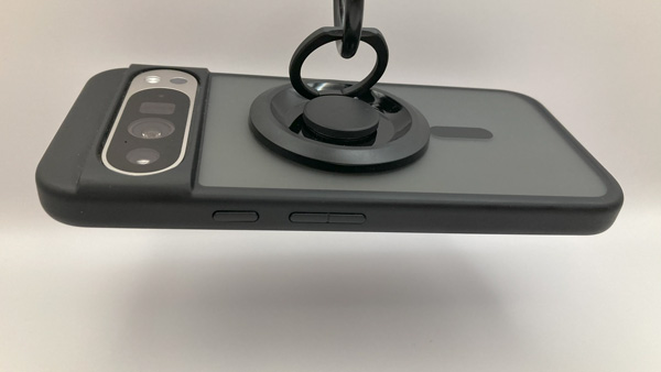 フックで吊るしたSpigen O-Mag Ringを装着したTORRAS Guardian-Magのケースを付けたGoogle Pixel9 Pro XL