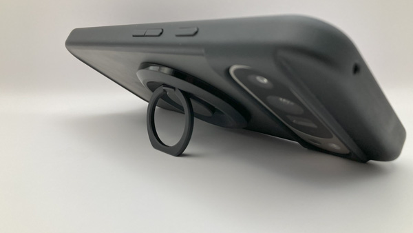 Spigen O-Mag Ringでスマートフォンを立てた様子