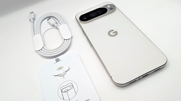 Google Pixel 10 Pro XL 本体と同梱物