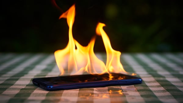 スマートフォンが発火するイメージ