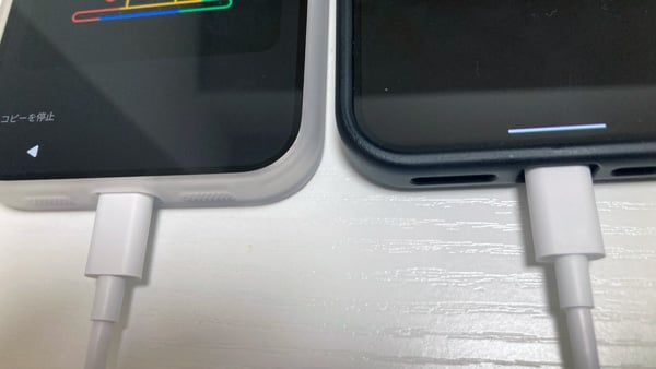 Google Pixel 9 Pro XLとGoogle Pixel 10 Pro XLをUSB type-Cで接続する様子