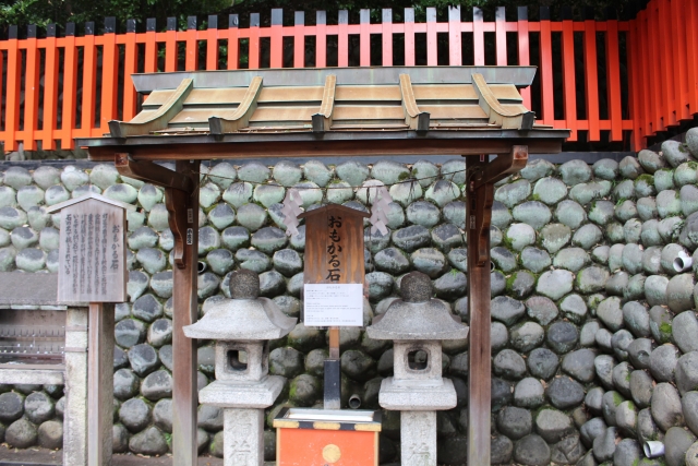 おもかる石 
Fushimi Inari kyoto