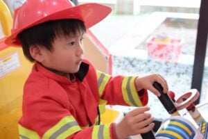 child dressed firefighter 消防士の服を着た子ども